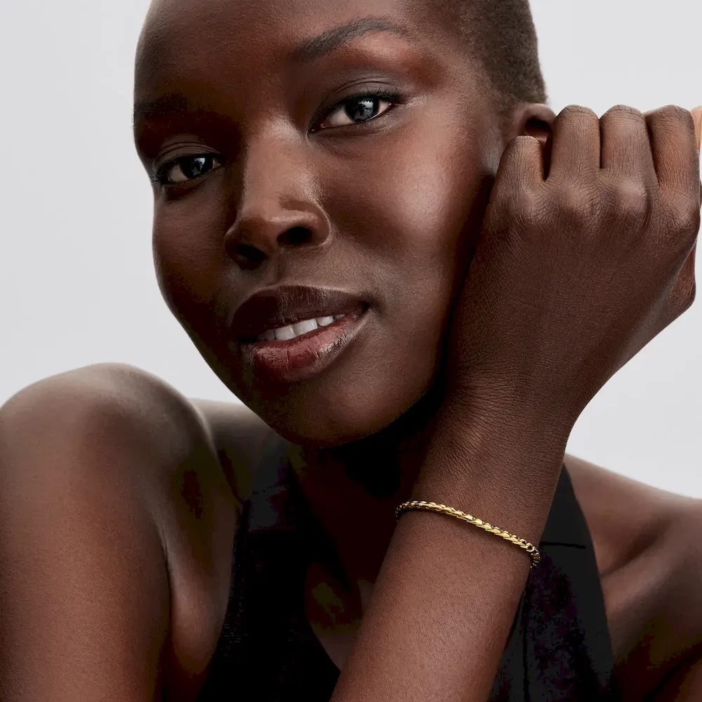 Round Clasp Wing Chain Bracelet - Image 4