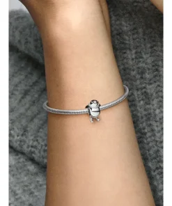 Alternative view of Skiing Penguin Charm