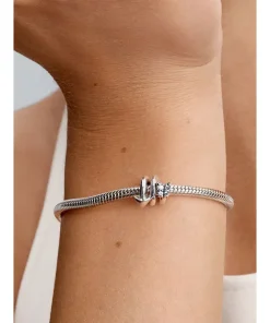 Alternative view of Twisting Arrow Charm