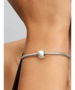 Alternative view of White Charm